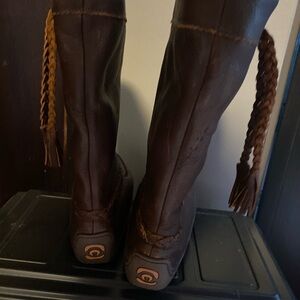 Manitobah- real leather moccasin design